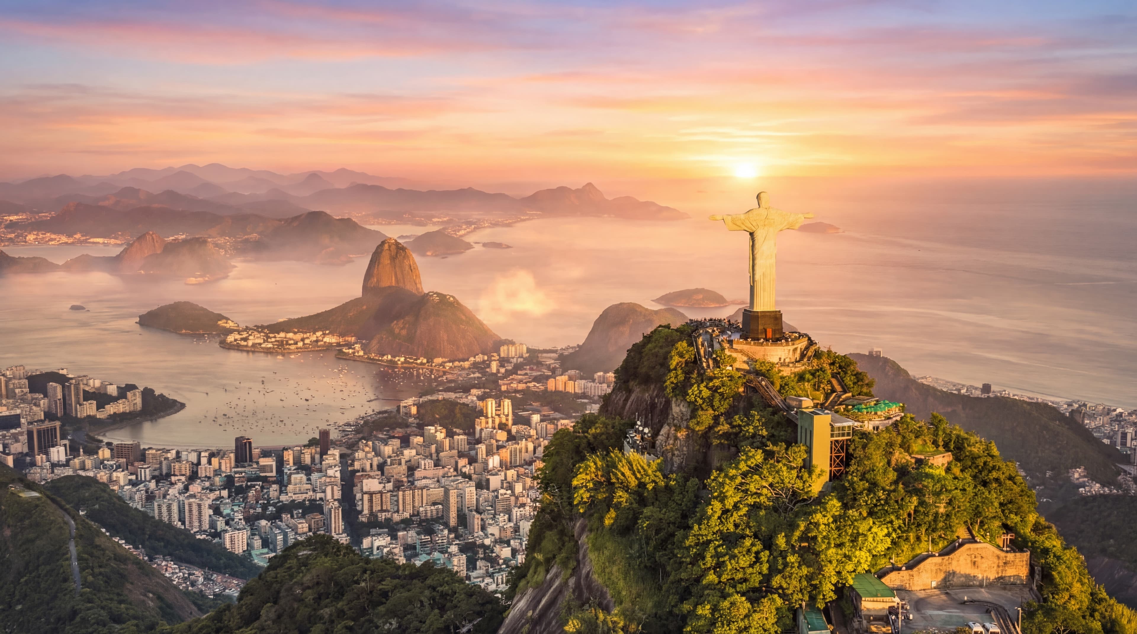 Panorama di Rio de Janeiro con il Cristo Redentore e il Pão de Açúcar al tramonto
